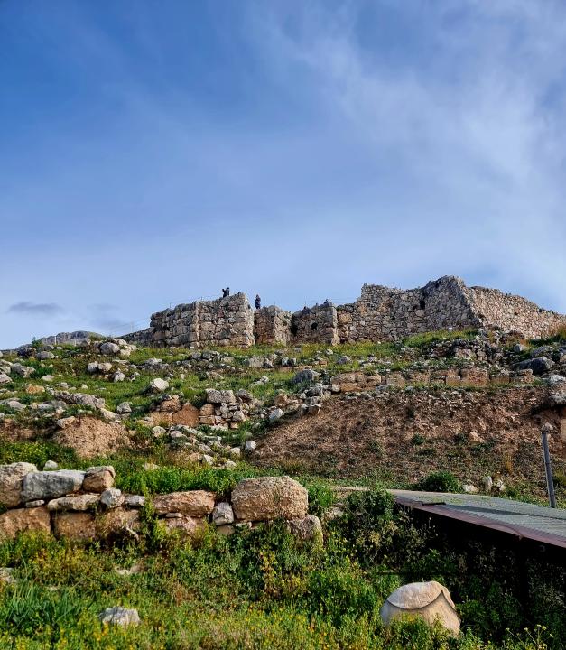 The Archaeological site of Kolonna is located on a small peninsula between Aegina and the town's closest beach