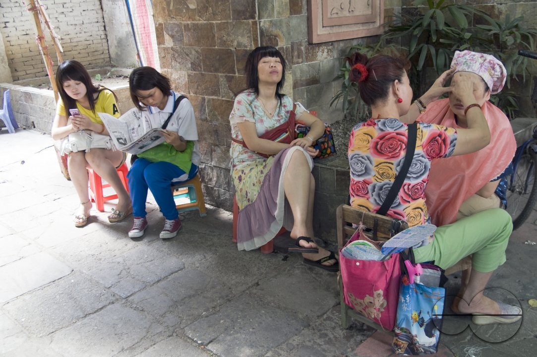 CHINA Migrant workers from the countryside working as self-employed barbers and beauticians in Shenzhen, Guangdong province.