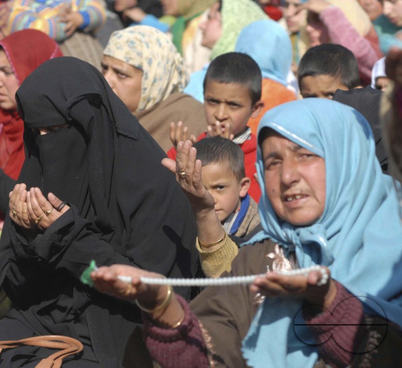 Kashmiri Muslim women pray
