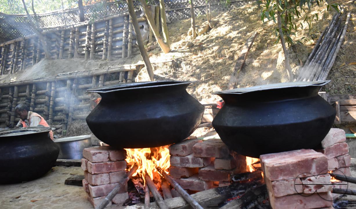 People cooking at the Balukhali refugee camp