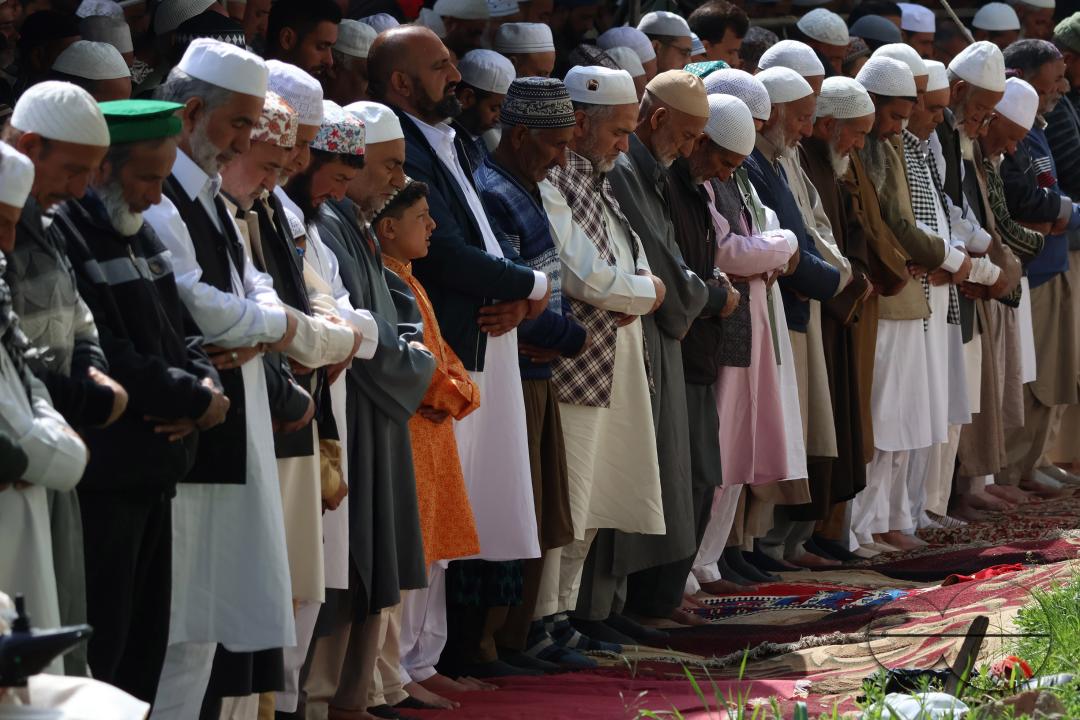 Thousands offer Eid prayers at Srinagarâs Hazratbal shrine