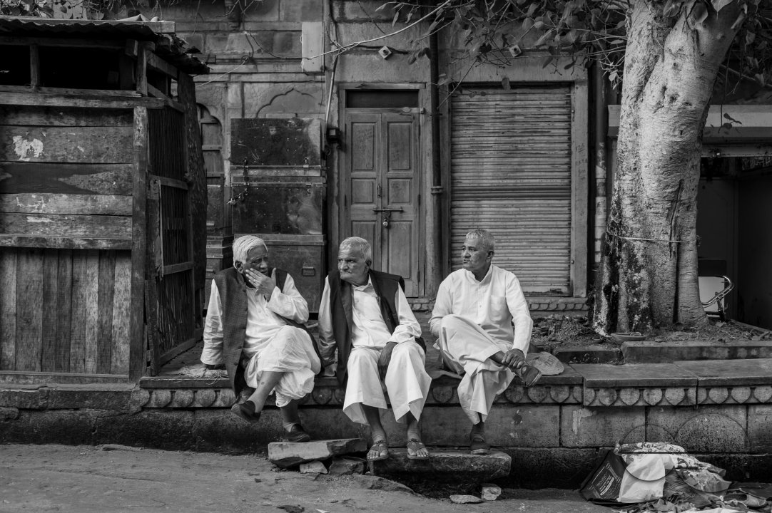 Elderly men chat on a winter evening in Jaisalmer.