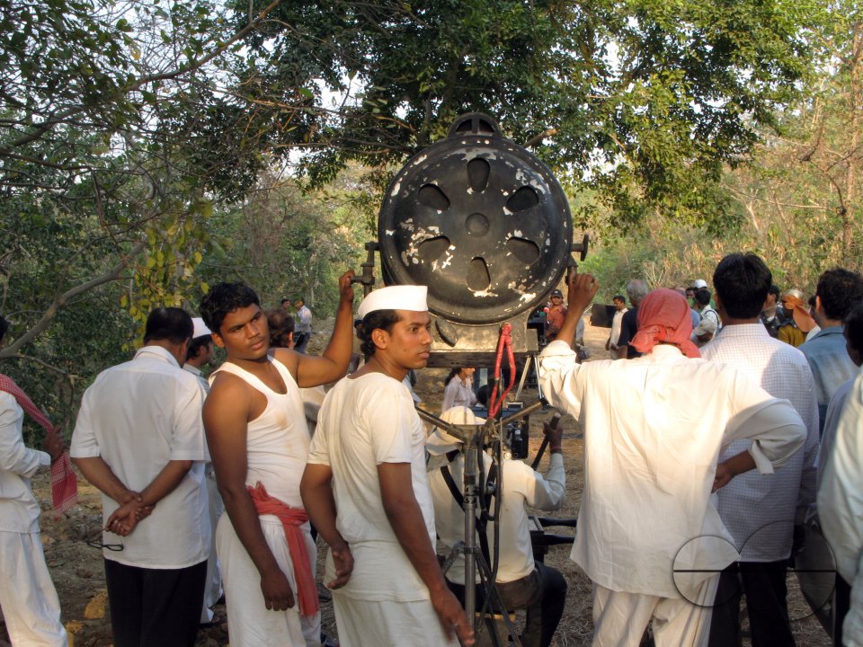 INDIA.Lighting technicians in the set of Khoya Khoya Chand at Film City in Mumbai.