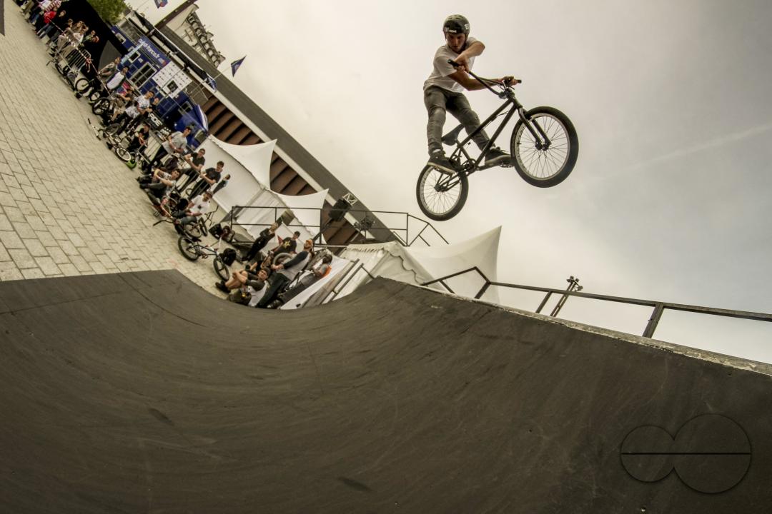 MWC045833
