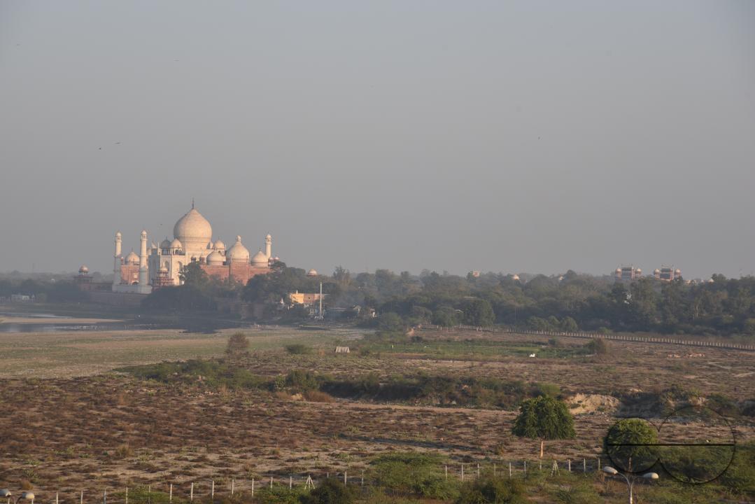 MWC043824