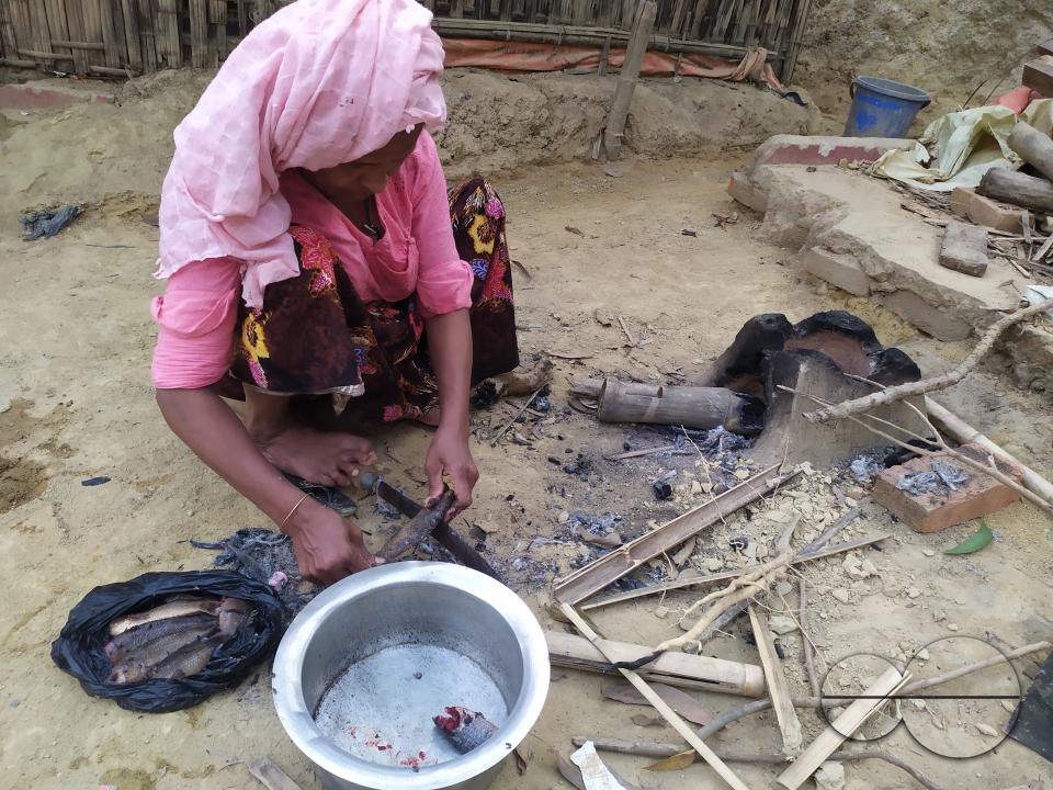 People cooking at the Balukhali refugee camp