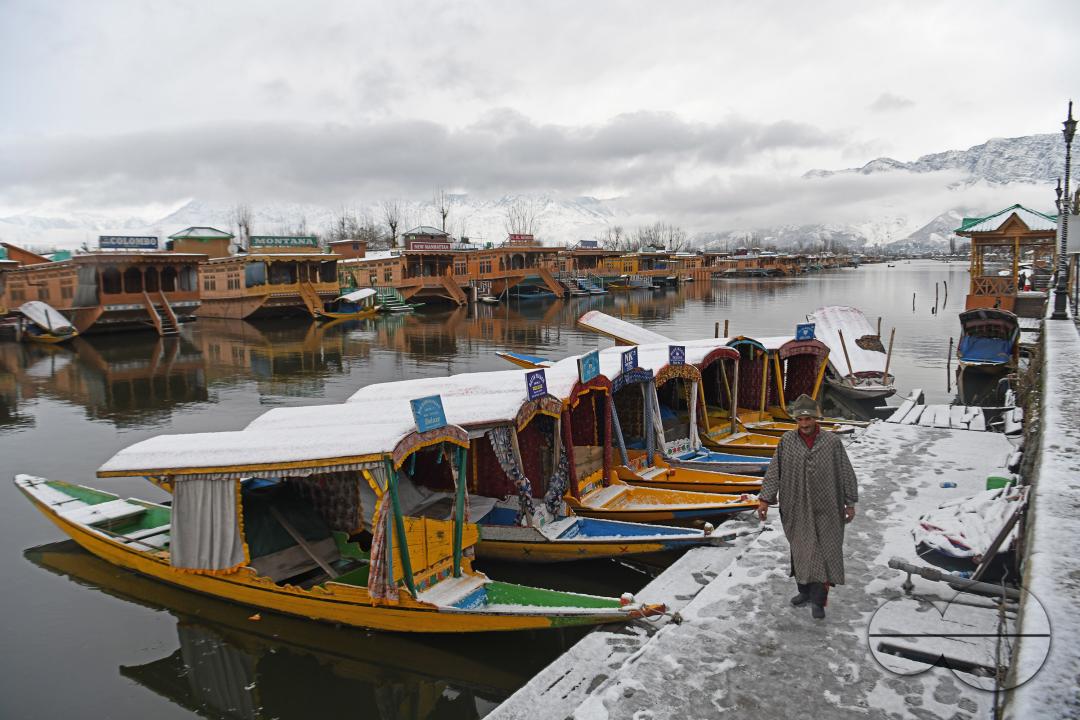 Fresh snowfall in the higher reaches of Kashmir Valley has broken one of the longest dry spells of around two months this season