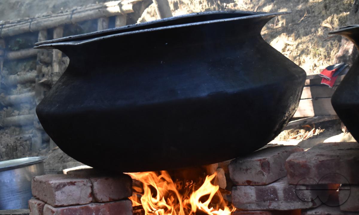 People cooking at the Balukhali refugee camp
