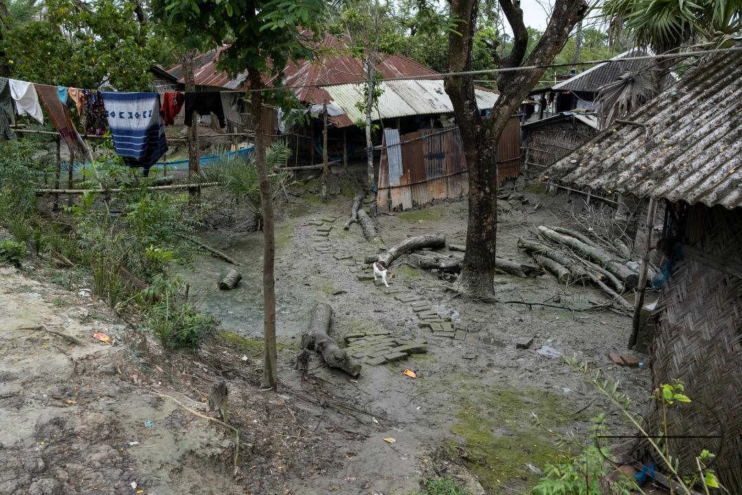 MWC046457