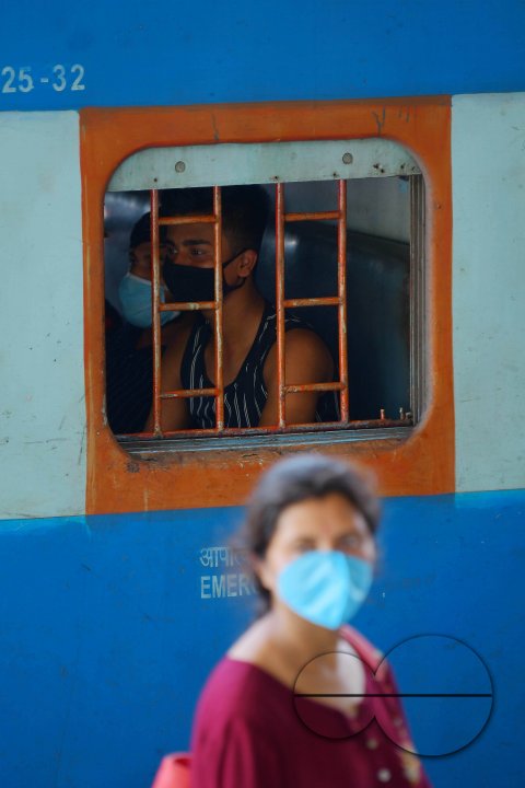 Lockdowns passengers train with stranded people have arrived