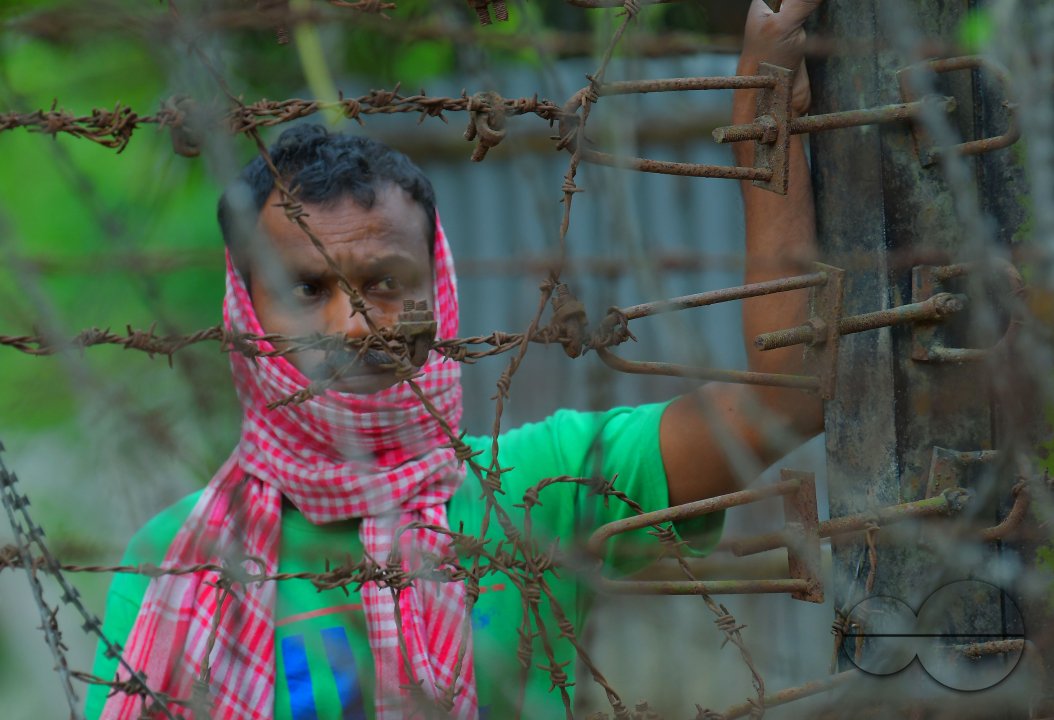 People, who lives in zero line, getting ration during lockdown