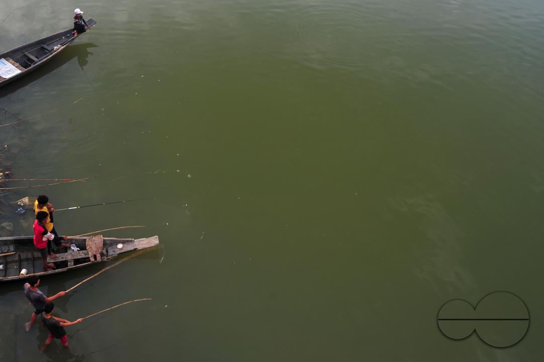 Children and people are catching fish