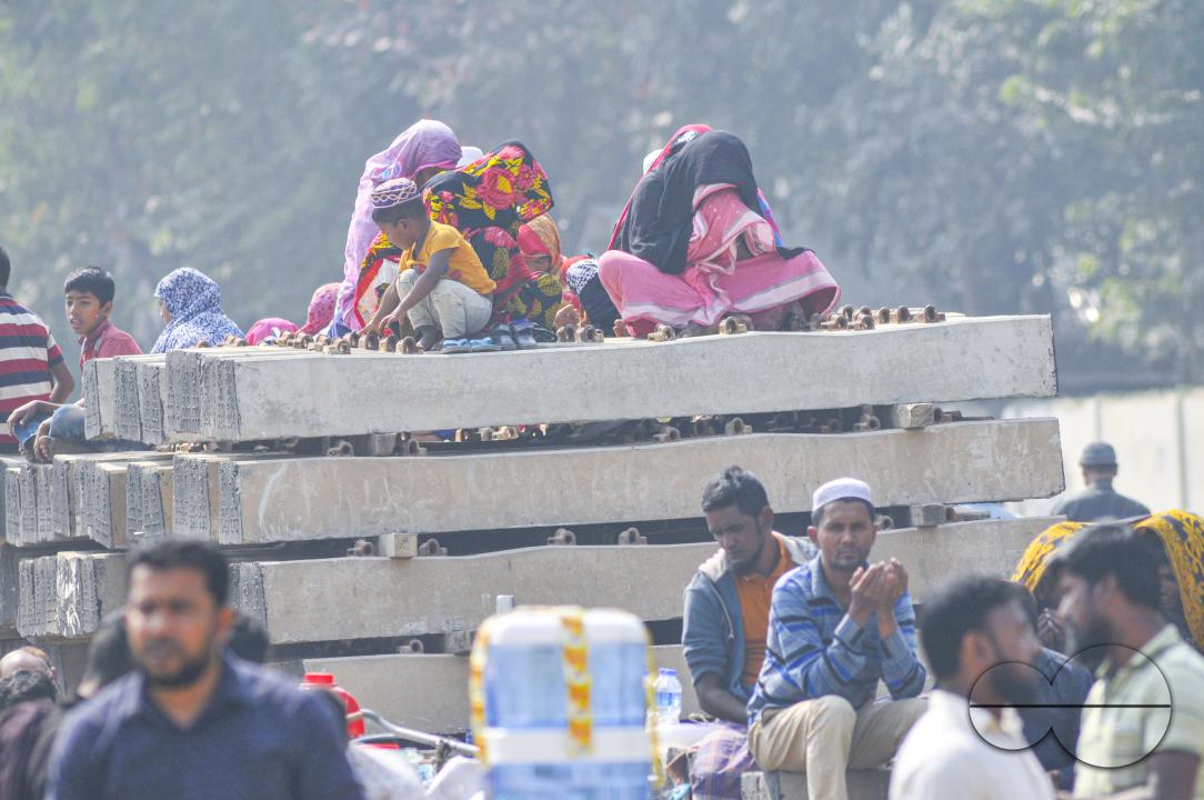 Muslim devotees offer prayers at the Akheri Munajat or final prayers during the Biswa Ijtema 2nd phase, an annual congregation of Muslims in Tongi, the outskirts of Dhaka, Bangladesh.