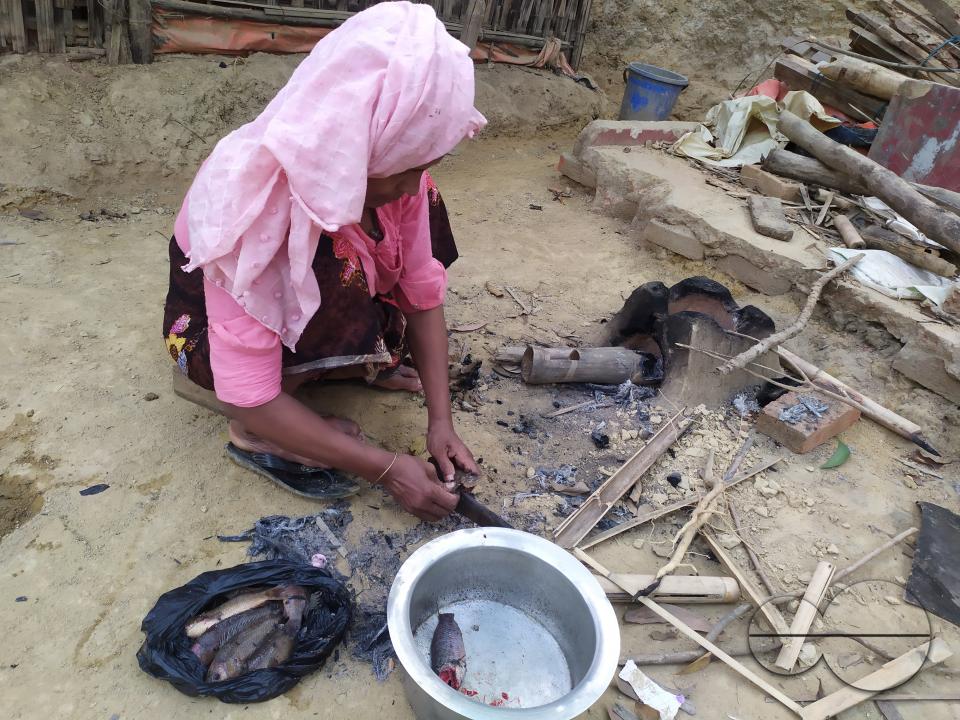 People cooking at the Balukhali refugee camp