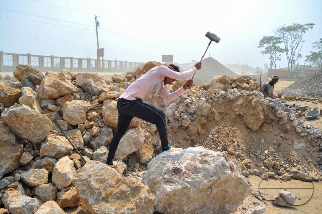 Male and female workers are breaking LC stones with a crusher machine in Bholaganj area, known as the 'Stone State' of Sylhet Companyganj Upazila