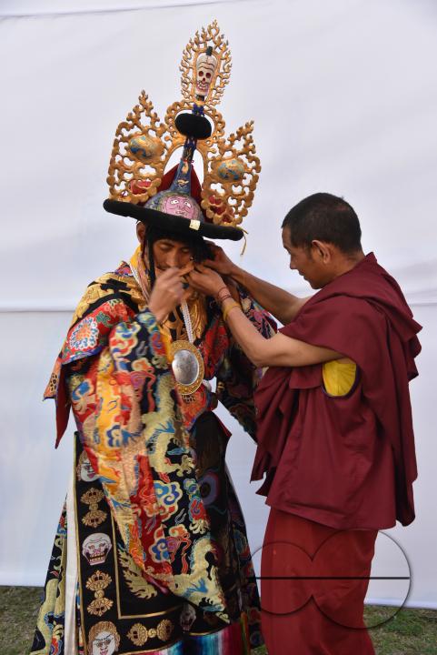 MWC043879