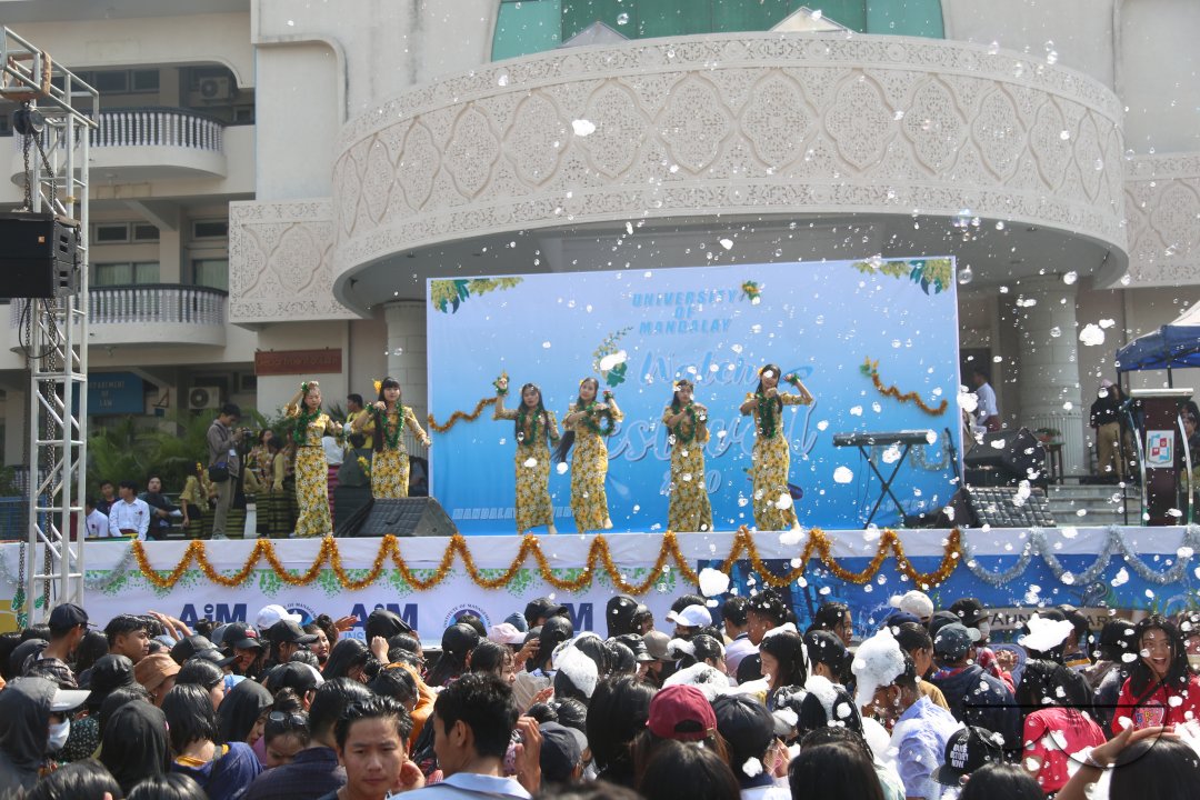 MWC029244