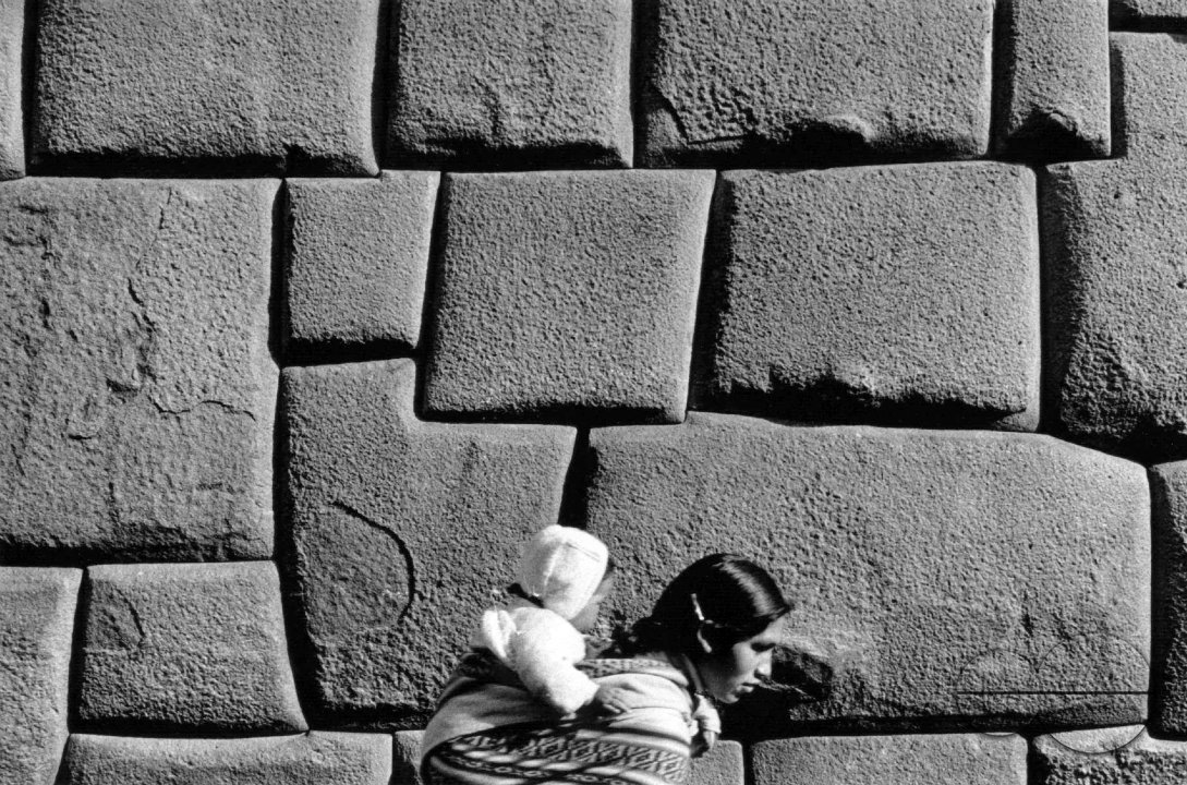 PERU NATIVE QUECHUA WOMAN AND CHILD WALK PAST THE INCA STONES IN CUZCO, 1992