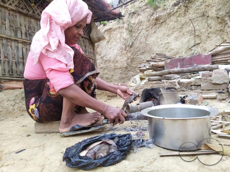 People cooking at the Balukhali refugee camp