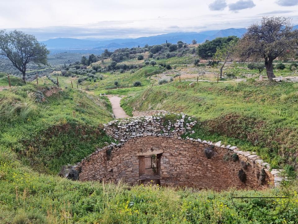 The Archaeological site of Kolonna is located on a small peninsula between Aegina and the town's closest beach