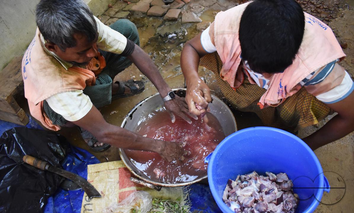 People cooking at the Balukhali refugee camp