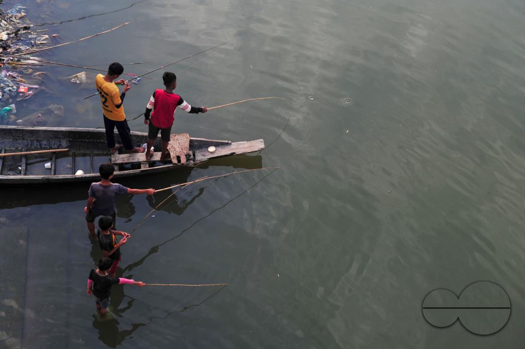Children and people are catching fish