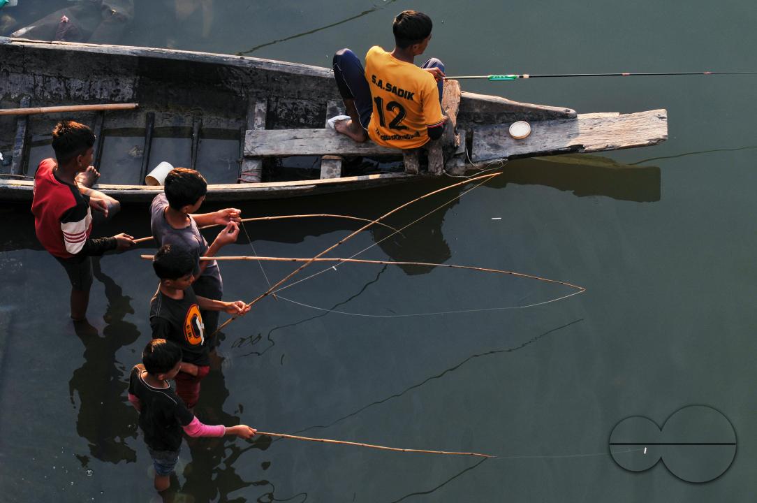 Children and people are catching fish