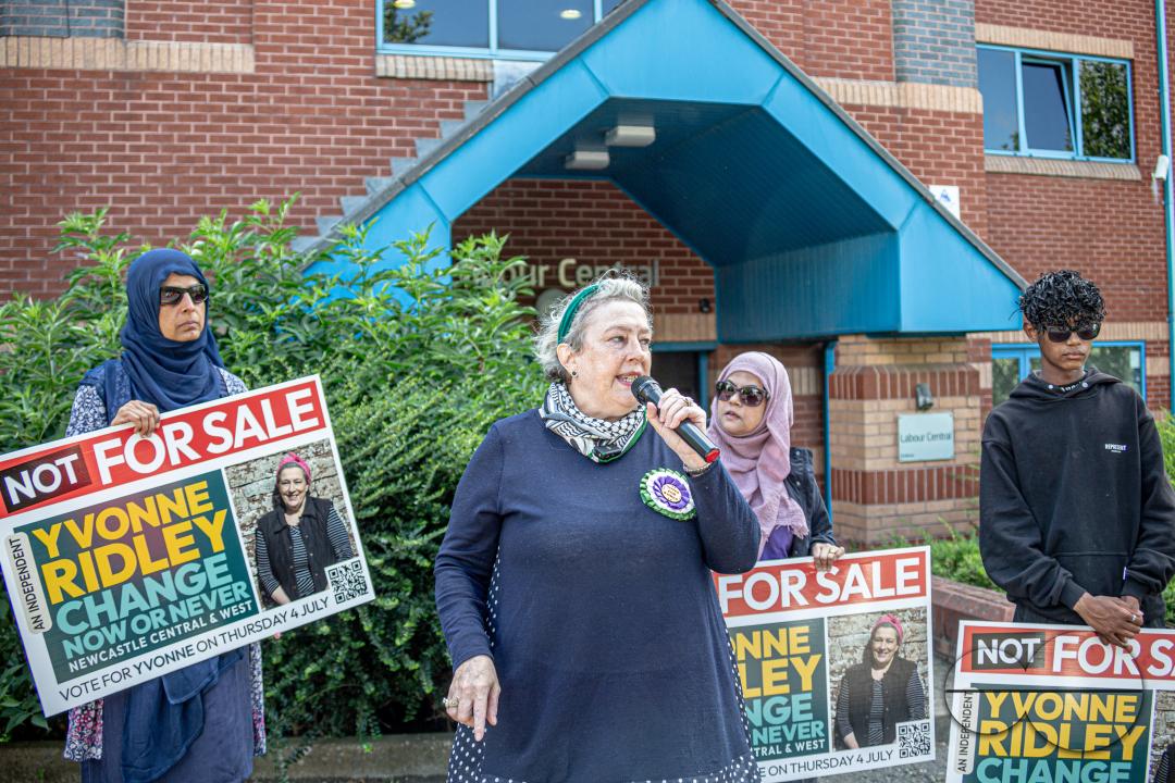 Following Keir Starmer's mention of Bangladesh regarding the Labour Party's immigration policy, British Bengolis react upset and organise flash protests outside the Labour North Central Office