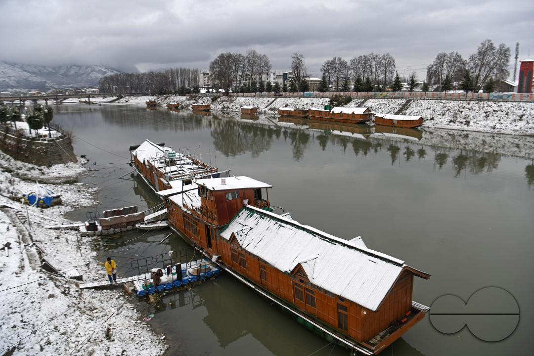 Fresh snowfall in the higher reaches of Kashmir Valley has broken one of the longest dry spells of around two months this season