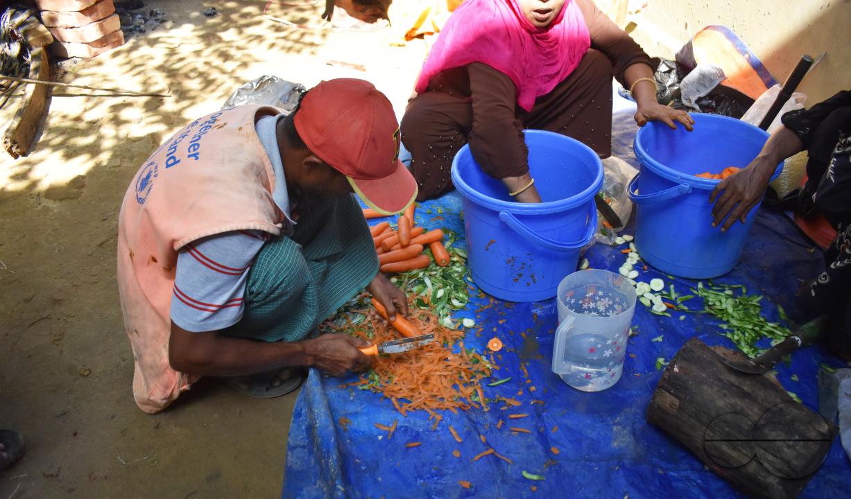 People cooking at the Balukhali refugee camp