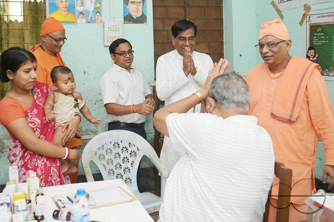 Mayor Deepak Majumdar, Swami Shubhakarananda (Maharaj) - Secretary of Ramakrishna Mission, the District Magistrate, and other officials inspect a health camp for flood victims at a temporary relief camp organized by Ramakrishna Mission, at Pratapgarh Eng
