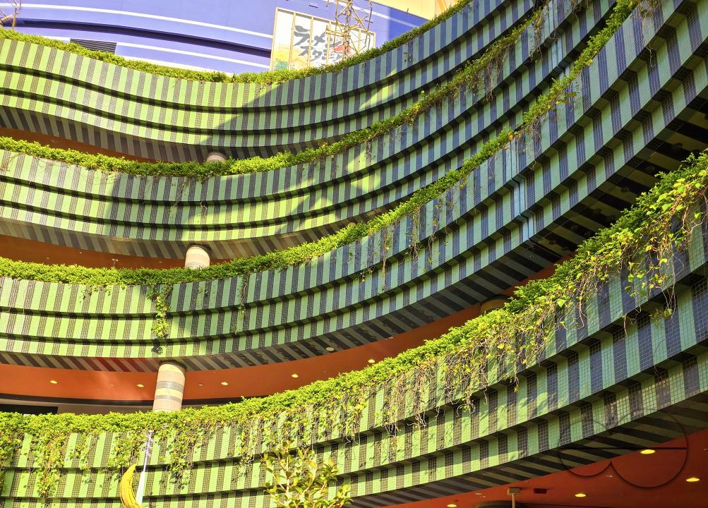 The parapet walls are lined with tropical plants in this shopping mall in Sumiyoshi, Hakata Ward, Fukuoka