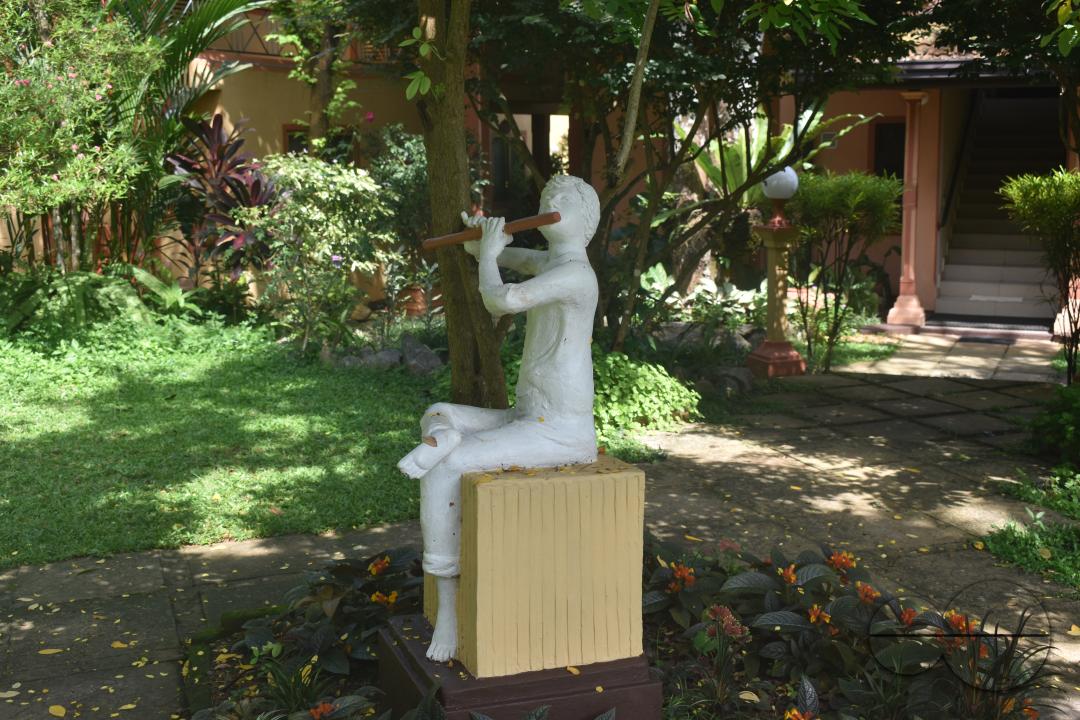 MWC049158