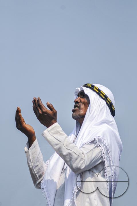 Muslim devotees offer prayers at the Akheri Munajat or final prayers during the Biswa Ijtema 2nd phase, an annual congregation of Muslims in Tongi, the outskirts of Dhaka, Bangladesh.
