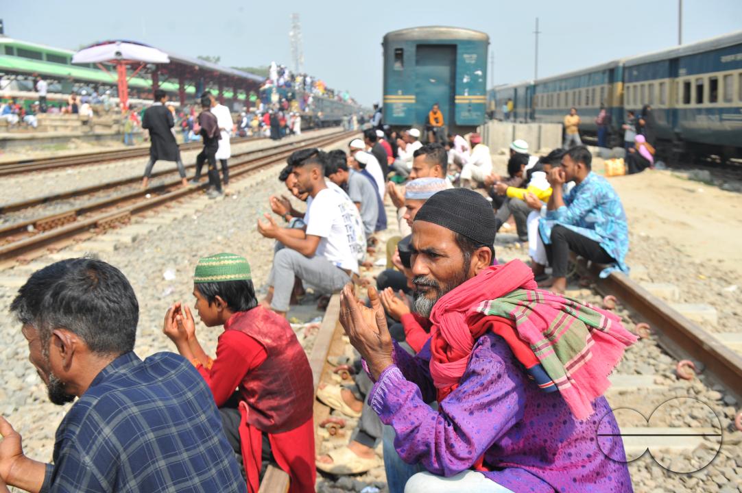Muslim devotees offer prayers at the Akheri Munajat or final prayers during the Biswa Ijtema 2nd phase, an annual congregation of Muslims in Tongi, the outskirts of Dhaka, Bangladesh.