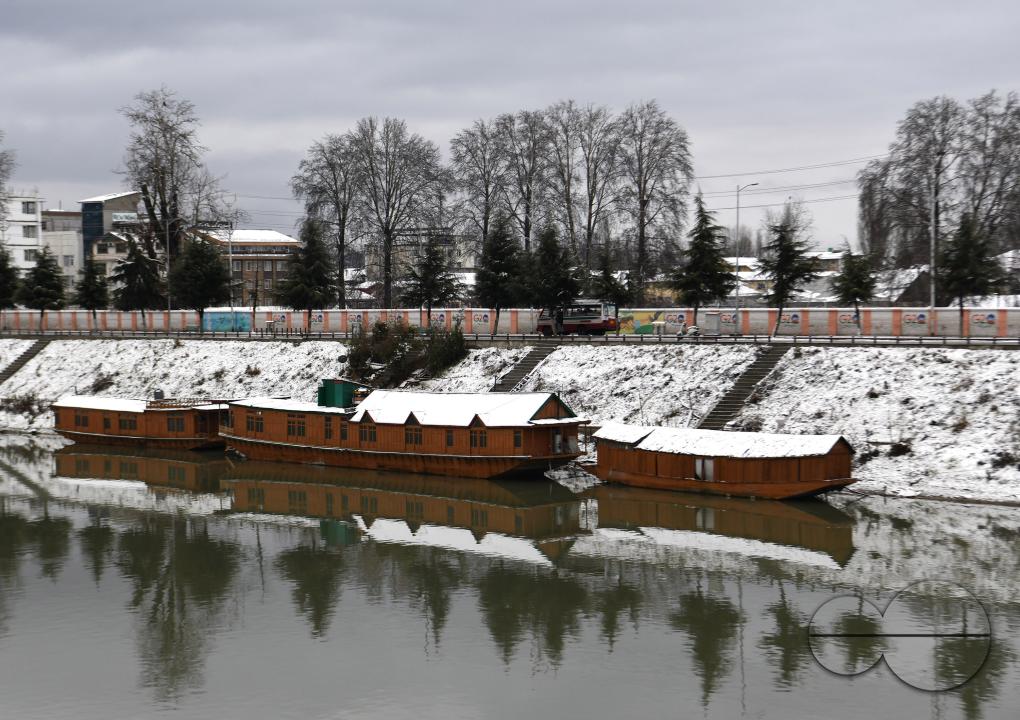 Fresh snowfall in the higher reaches of Kashmir Valley has broken one of the longest dry spells of around two months this season
