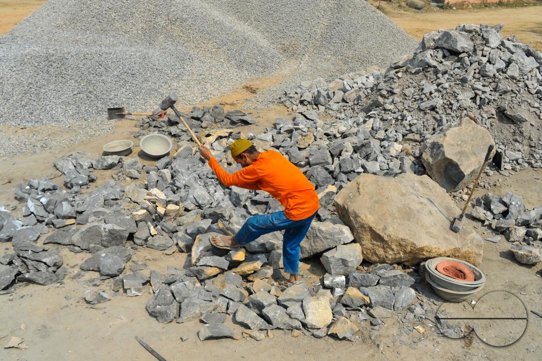 Male and female workers are breaking LC stones with a crusher machine in Bholaganj area, known as the 'Stone State' of Sylhet Companyganj Upazila