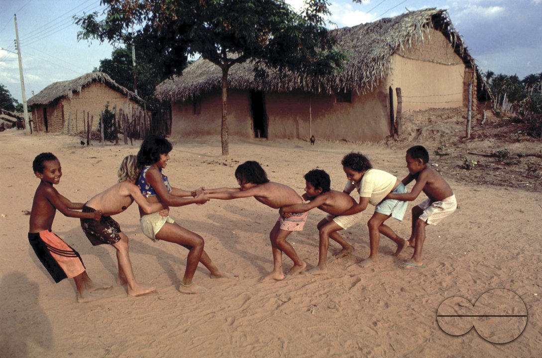BRAZIL CHILDREN PLAYING 'TUG-OF-WAR' IN A LANDLESS PEASANT SETTLEMENT. MARANHAO STATE. Photo  Julio Etchart