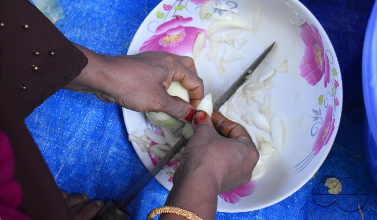 People cooking at the Balukhali refugee camp
