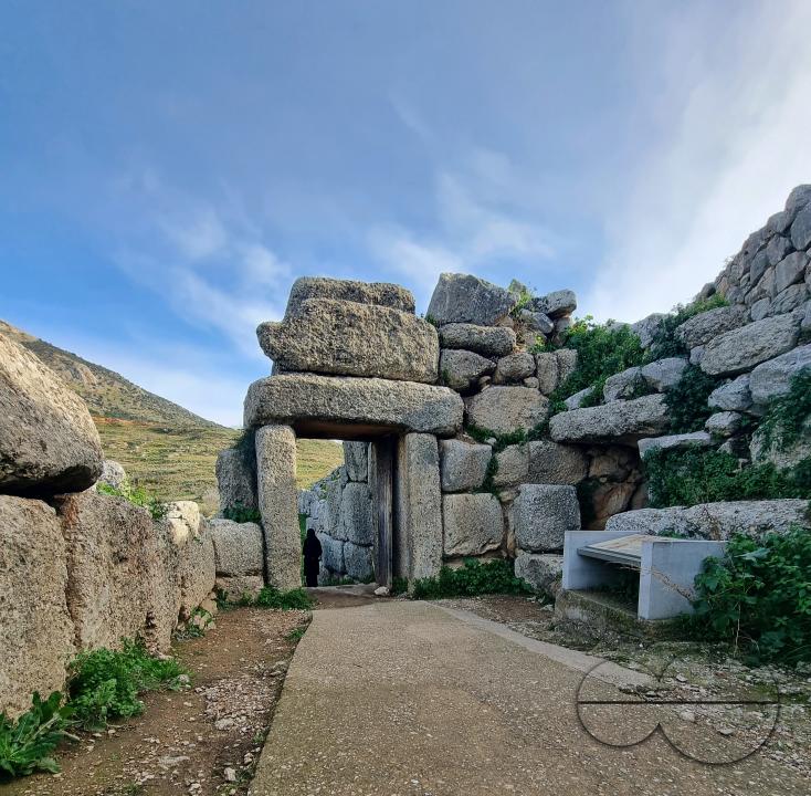The Archaeological site of Kolonna is located on a small peninsula between Aegina and the town's closest beach