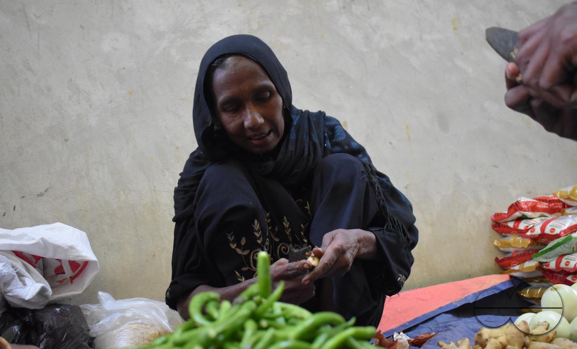 People cooking at the Balukhali refugee camp