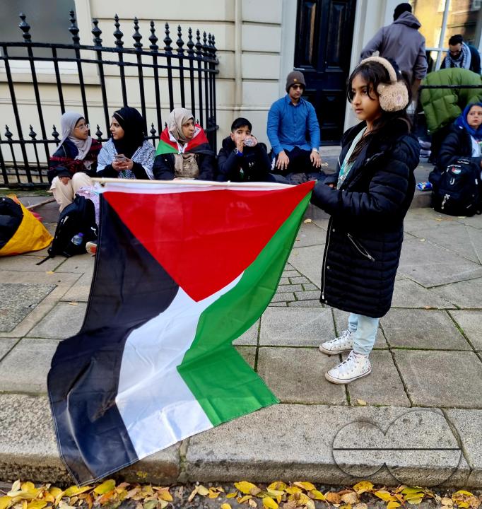 Over 300,000 Pro-Palestinians marched from Hyde Park to the USA embassy in London, on the afternoon of 11th November 2023, protesting against the war and urging an immediateÂ ceasefire