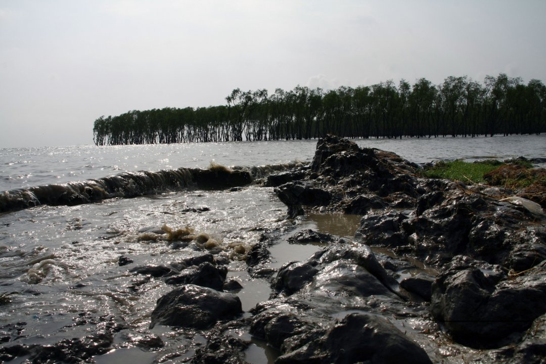 Tidal surge continues after Aila
