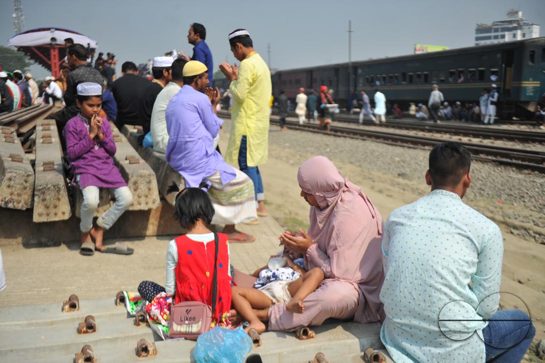 Muslim devotees offer prayers at the Akheri Munajat or final prayers during the Biswa Ijtema 2nd phase, an annual congregation of Muslims in Tongi, the outskirts of Dhaka, Bangladesh.
