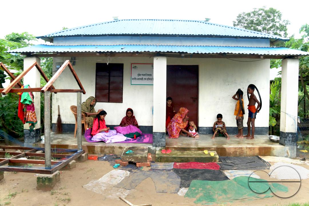 Rural Bangladeshi women use fingers to separate hair and create a part