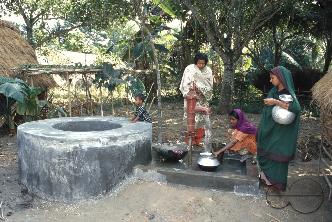 MWC003742