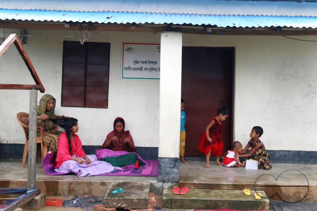 Rural Bangladeshi women use fingers to separate hair and create a part