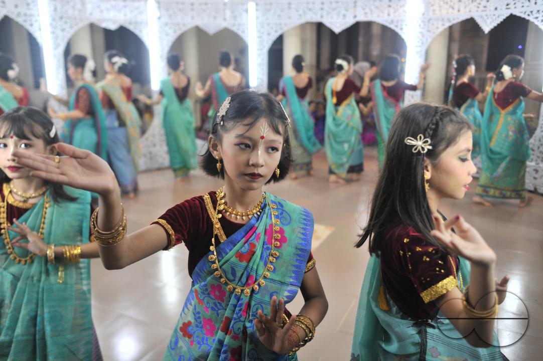 The manipuri community dancing with their traditional dresses