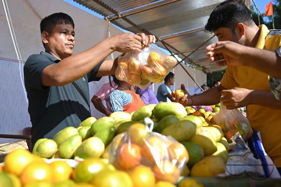 People are buying oranges during the Orange Festival in Taibaglai Village (Killa) organized by the Agriculture and Farmers Welfare of Tripura