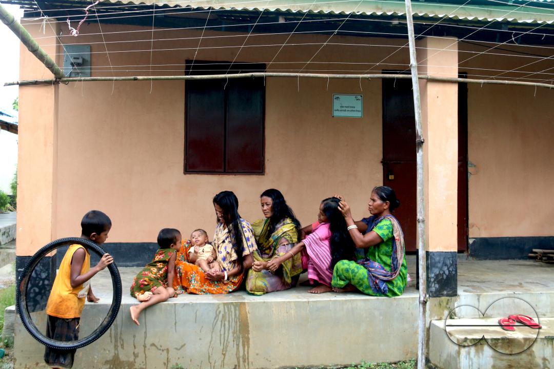 Rural Bangladeshi women use fingers to separate hair and create a part